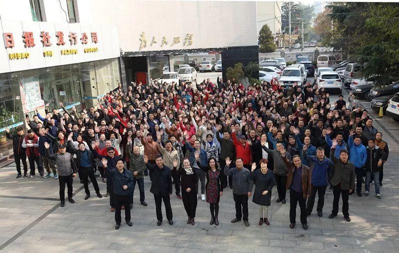大学生用大号垃圾桶装行李 又能拖又能装还有回头率